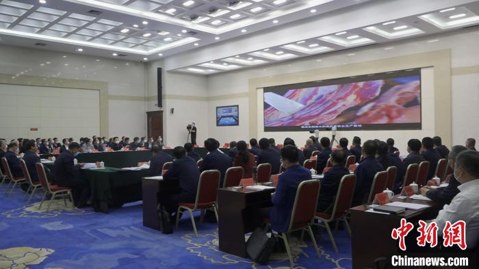 圖為部省共同打造青海綠色有機(jī)農(nóng)畜產(chǎn)品輸出地推進(jìn)會(huì)議現(xiàn)場?！±罱瓕?攝