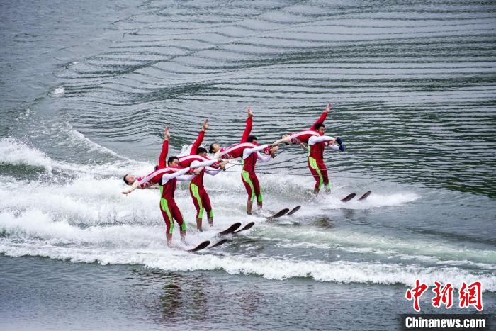 捕魚節(jié)上的水上表演?！≈鬓k方供圖