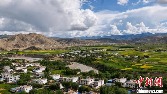 圖為依地形而建的西藏拉薩市尼木縣村居。　謝牧 攝