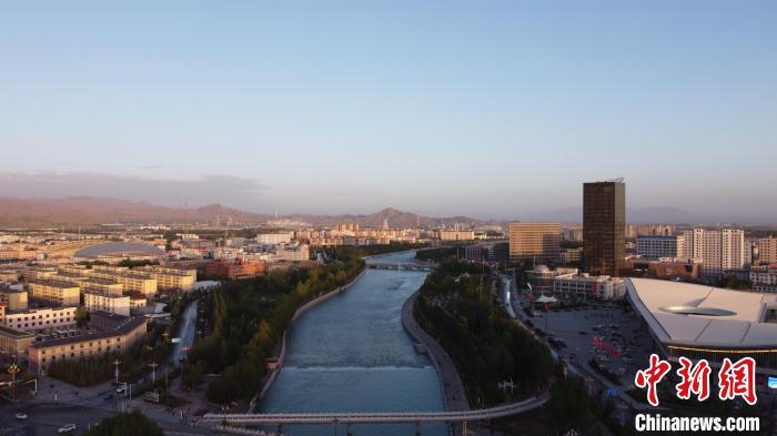 圖為無人機航拍德令哈巴音河?！『钨婚?攝