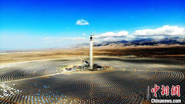 圖為德令哈光伏產(chǎn)業(yè)園。　孫睿 攝