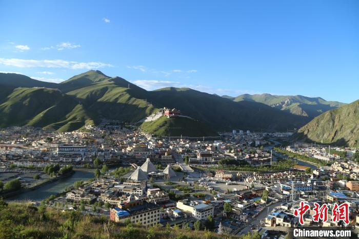 圖為航拍玉樹市?！∮駱涫形麄鞑抗﹫D