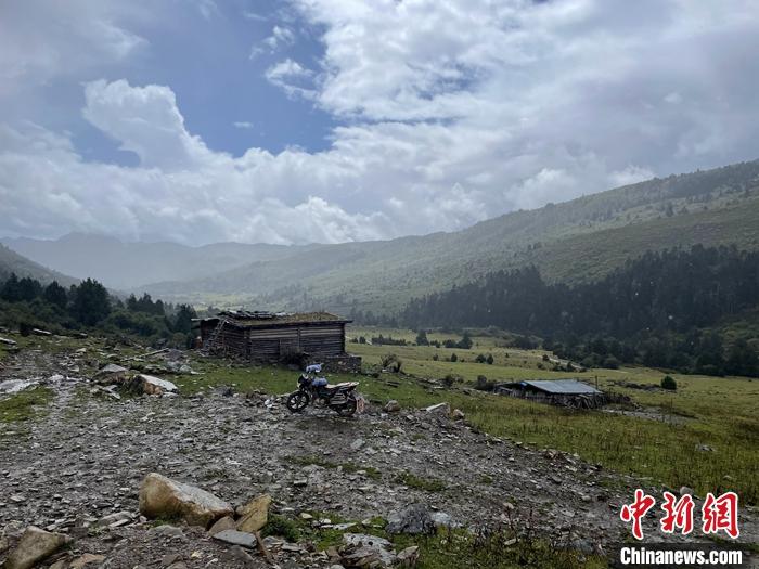 圖為9月28日一輛停在牧場(chǎng)上的摩托車(chē)。 <a target='_blank' href='/'><p  align=