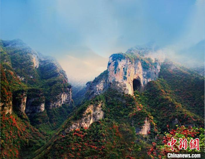 萬(wàn)源魚泉地標(biāo)?！≈炱桨?攝