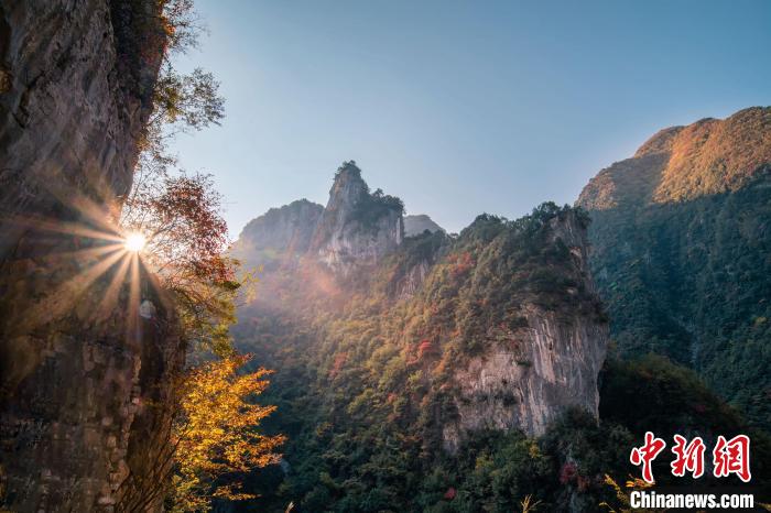 朝霞?！∏貪h忠 攝