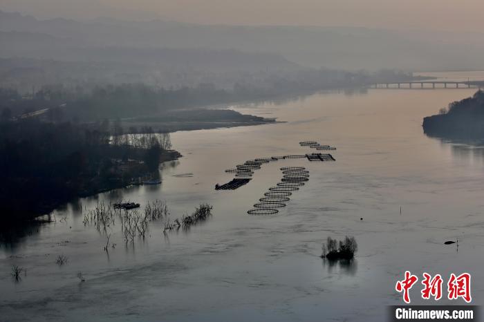 圖為冷水魚養(yǎng)殖。　李玉峰 攝