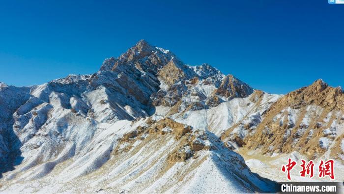 圖為山川被白雪覆蓋，與藍(lán)天相互呼映?！《继m縣融媒體中心供圖
