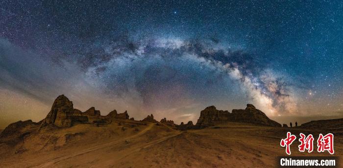 資料圖為冷湖賽什騰山天文臺(tái)址的星空?！±浜I(yè)園區(qū)供圖