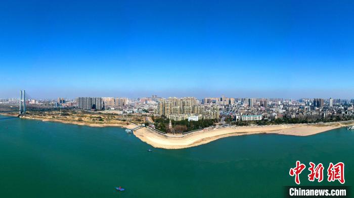 荊州市內(nèi)的荊江大堤。(資料圖) 湯偉 攝