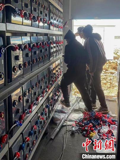 圖為微電網(wǎng)系統(tǒng)安裝調(diào)試現(xiàn)場(chǎng)?！O寶鶴 攝