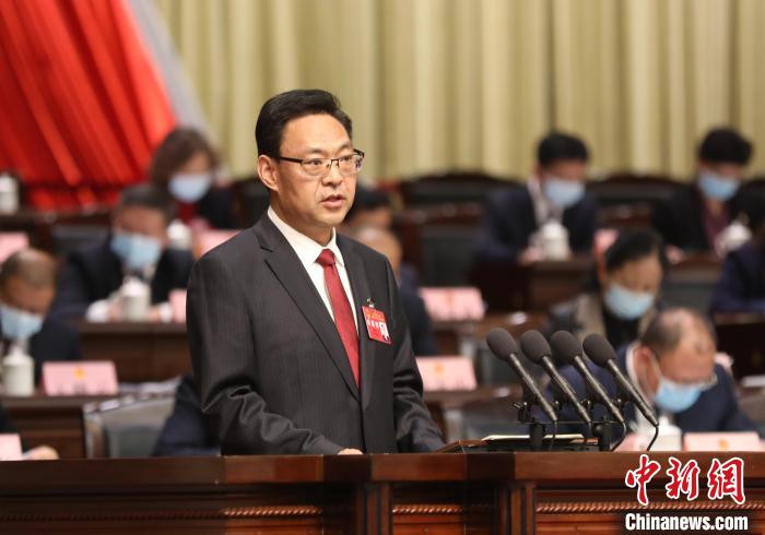 圖為青海省西寧市人民政府代市長(zhǎng)石建平作政府工作報(bào)告?！∑钤鲚?攝