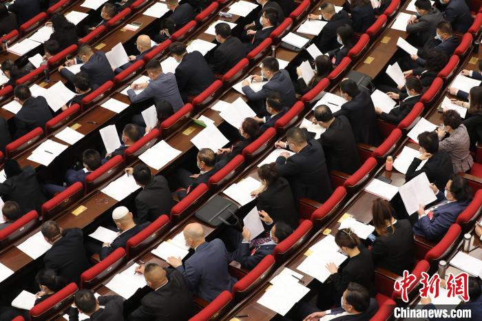 圖為會(huì)議現(xiàn)場(chǎng)，參會(huì)代表正在聽取政府工作報(bào)告?！∑钤鲚?攝