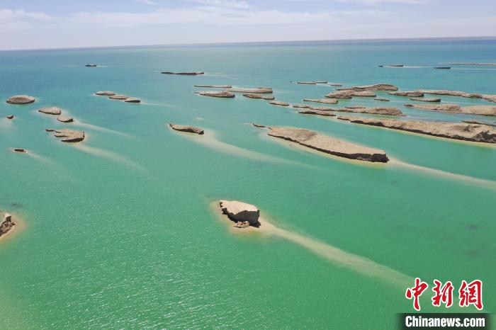 圖為海西州境內(nèi)的水上雅丹風(fēng)光。　趙凜松 攝