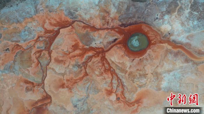 圖為海西州境內(nèi)的“網(wǎng)紅”景點“惡魔之眼”?！≮w凜松 攝