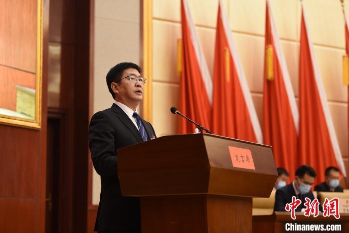 圖為青海省果洛州人民政府州長葉萬彬作政府工作報告。　　多杰昂秀 攝