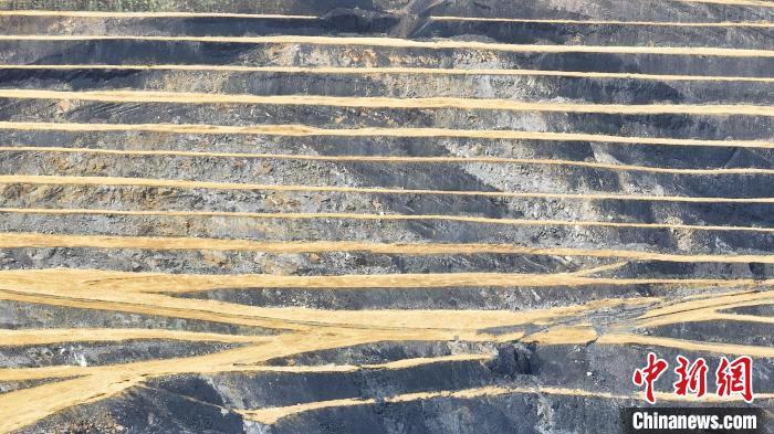 航拍圖為青海省海西蒙古族藏族自治州天峻縣木里礦區(qū)?！●R銘言 攝