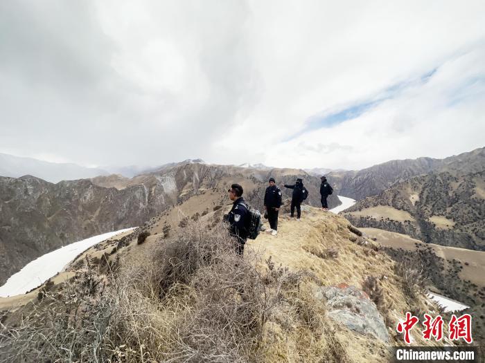 圖為曲麻萊縣崗當村的生態(tài)管護人員開展巡護?！《“瓦_杰 攝