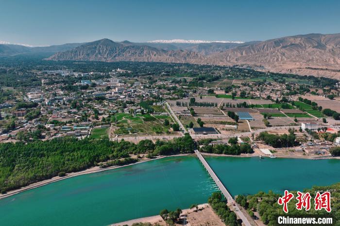 航拍青海貴德黃河岸畔綠意濃濃?！≮w凜松 攝