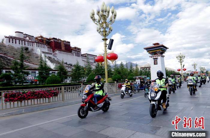 圖為2023年極地G219集結(jié)賽暨金卡納場(chǎng)地賽選手途經(jīng)拉薩布達(dá)拉宮。　游牧地球供圖