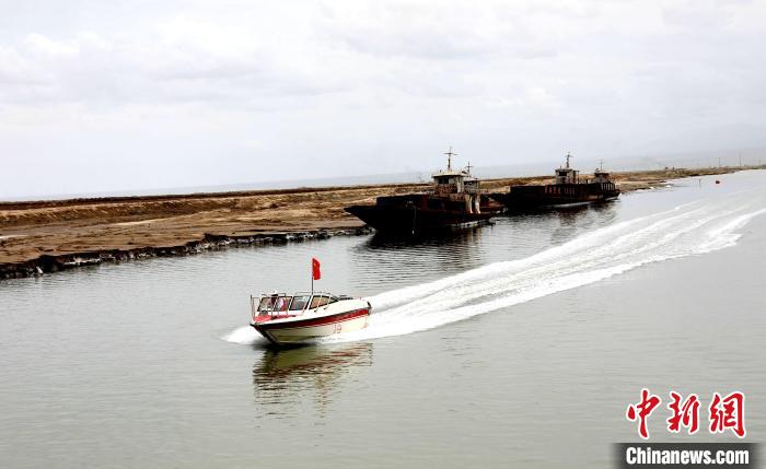 圖為茶卡鹽湖。　薛蒂 攝