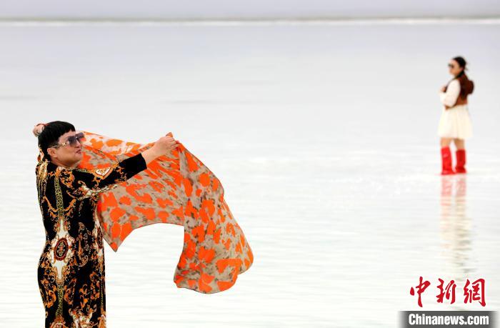 圖為游客在茶卡鹽湖拍照。　薛蒂 攝