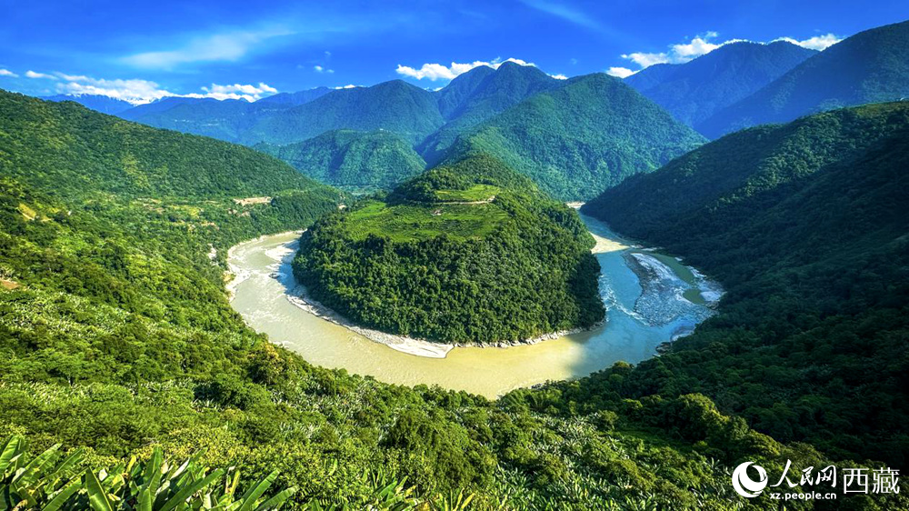 風景秀麗、植被繁茂的西藏林芝市墨脫縣果果塘大拐彎。人民網記者 次仁羅布攝