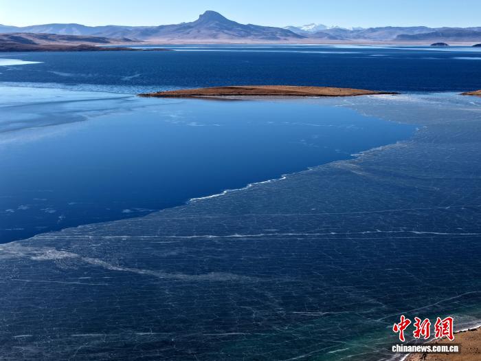 航拍冬日錯(cuò)鄂湖景色迷人