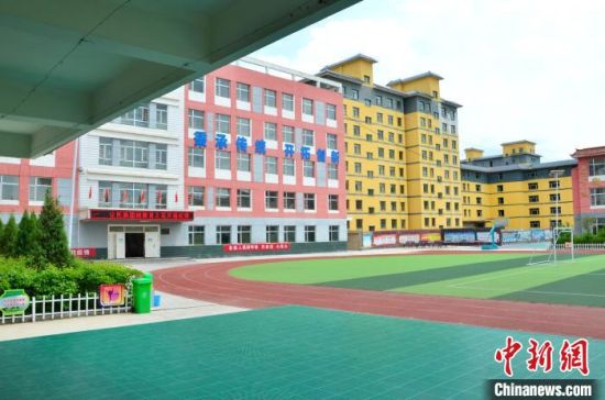 圖為化隆縣第一小學(xué)。　魯?shù)り枴z