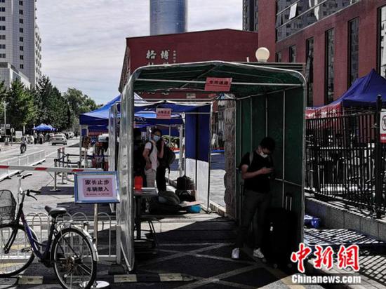 中國科學(xué)院大學(xué)校門外，豎立著“家長止步”的提示牌。 中新網(wǎng) 張尼 攝