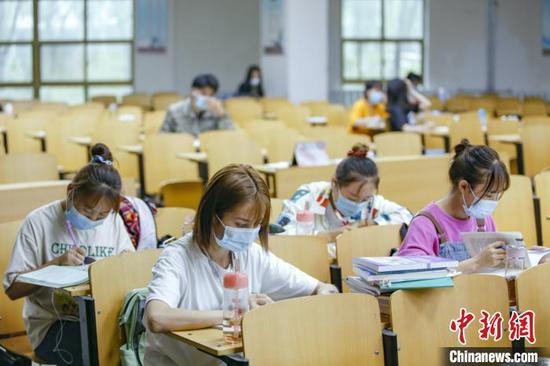 資料圖：學(xué)生在圖書館自習(xí)室內(nèi)學(xué)習(xí)?！⑾A 攝