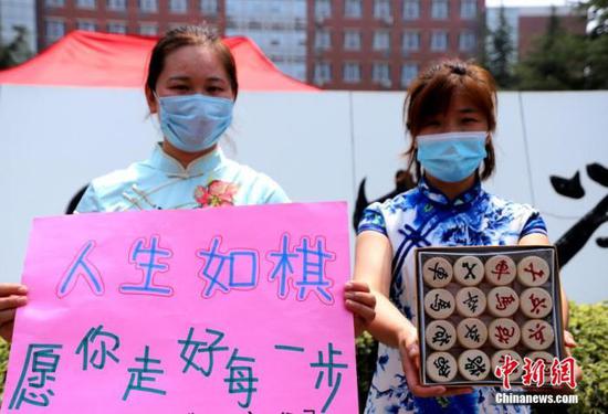 資料圖：2020年7月河南鄭州一高考考點，考生家長送考 中新社記者 王中舉 攝