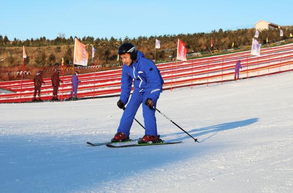 走進(jìn)雪場 感受冰雪運動的魅力