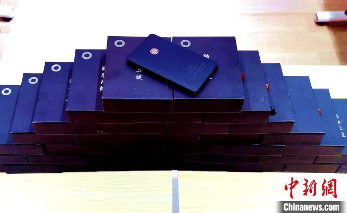 圖為西藏高山文化發(fā)展基金會(huì)向聶榮縣完全小學(xué)捐助的“電子健康體檢儀”?！∮谫e 攝