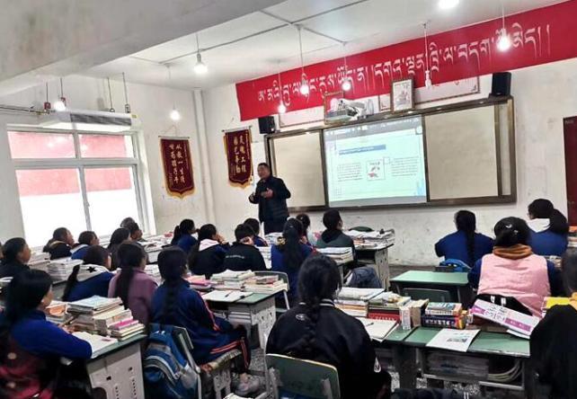 學(xué)生在免費(fèi)輔導(dǎo)班上課?！∧岈敵?攝