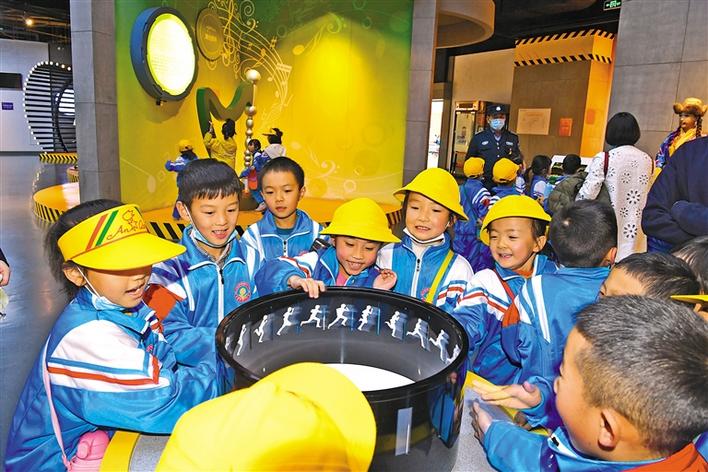 圖為10月29日，一年級的同學(xué)們在科技館參觀體驗。李洲 攝.jpg