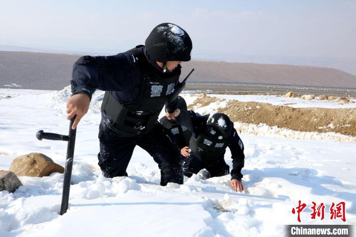 圖為扎西堅參與隊友在巡邏途中?！≡鲌詤⒐﹫D