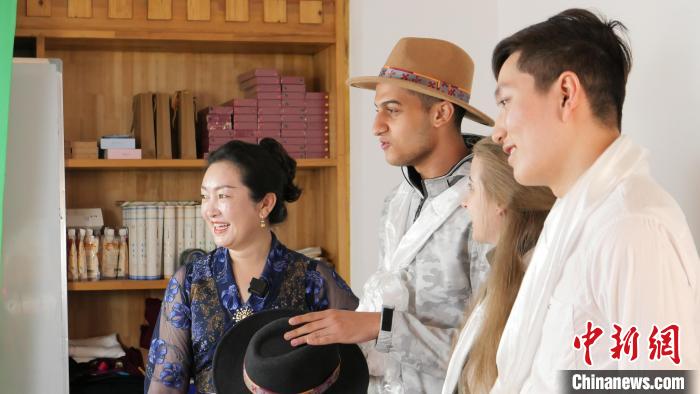 圖為留學(xué)生們正在直播帶貨?！≈x牧 攝