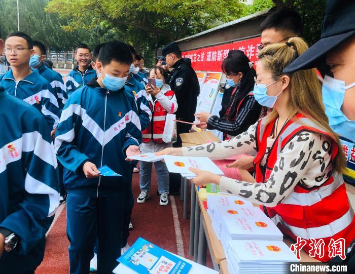 圖為西寧市法制宣傳進(jìn)校園?！∥鲗幨谐俏鲄^(qū)供圖