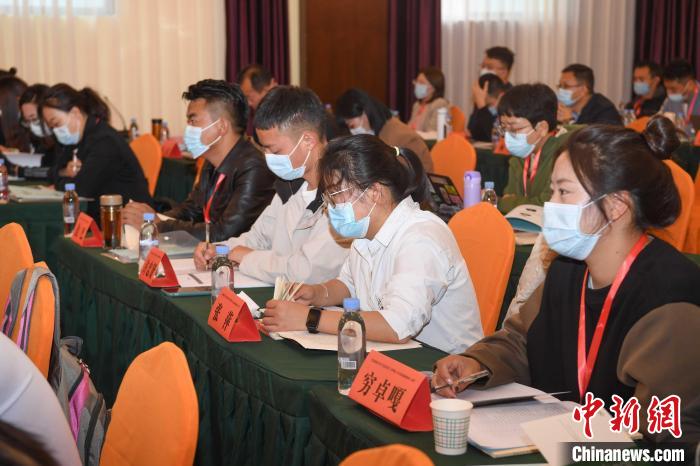 圖為第十五期全國預防青少年違法犯罪工作理論與務實高級研修班學員正在上課?！∝暩聛硭?攝