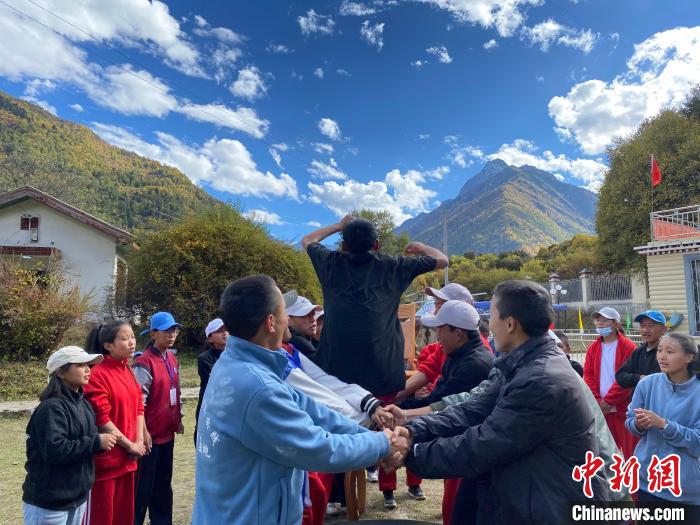 圖為學(xué)生們?cè)谖鞑匕退纱肭嗌倌昊顒?dòng)營地開展趣味活動(dòng)?！∥鞑厍嗌倌陮?shí)踐教育基地供圖