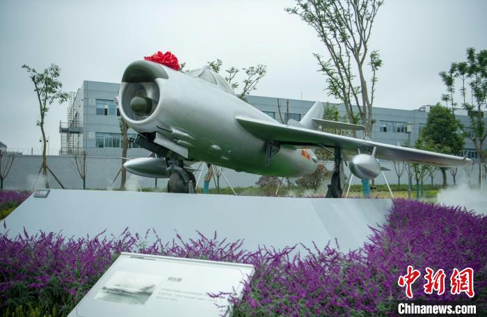 園林式戰(zhàn)斗機(jī)博物館內(nèi)展示的“殲5甲”飛機(jī)?！⒅铱?攝