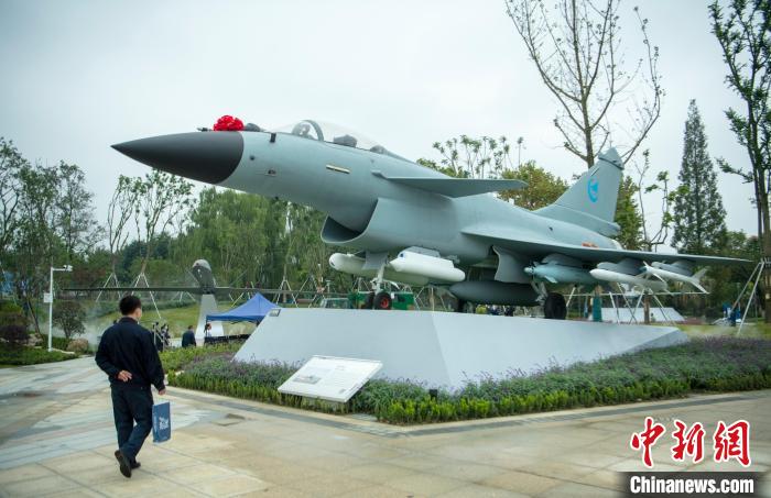 園林式戰(zhàn)斗機(jī)博物館內(nèi)展示的“殲10C”飛機(jī)?！⒅铱?攝
