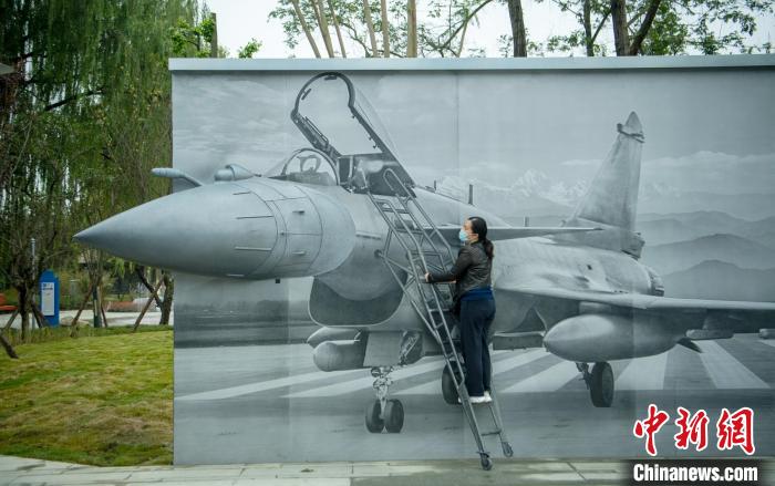 “猛龍出擊”互動(dòng)墻前市民體驗(yàn)登機(jī)場(chǎng)景。　劉忠俊 攝