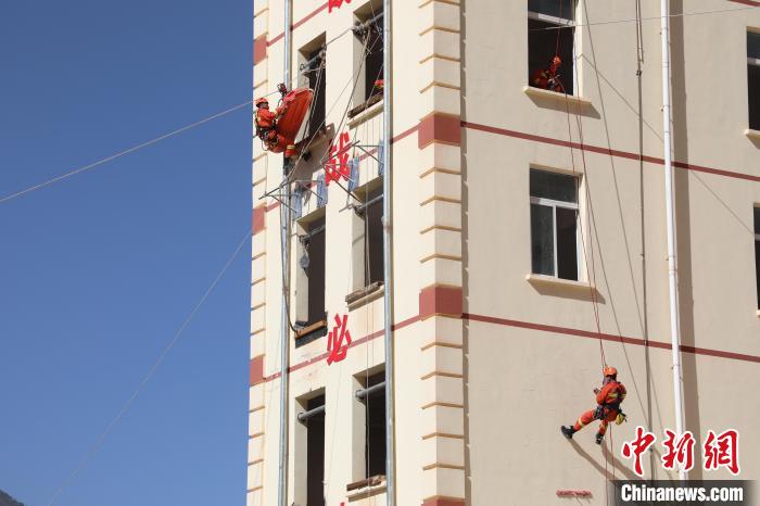 圖為消防指戰(zhàn)員進(jìn)行繩索救援演練?！≈炜旗?攝