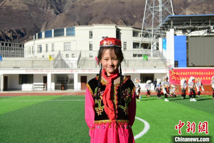 圖為加查縣安繞鎮(zhèn)小學回族學生馬萍。　貢嘎來松 攝