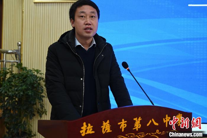 圖為城關(guān)區(qū)委副書記、區(qū)委教育工作領(lǐng)導(dǎo)小組組長(zhǎng)汪鋒致辭?！≮w朗 攝