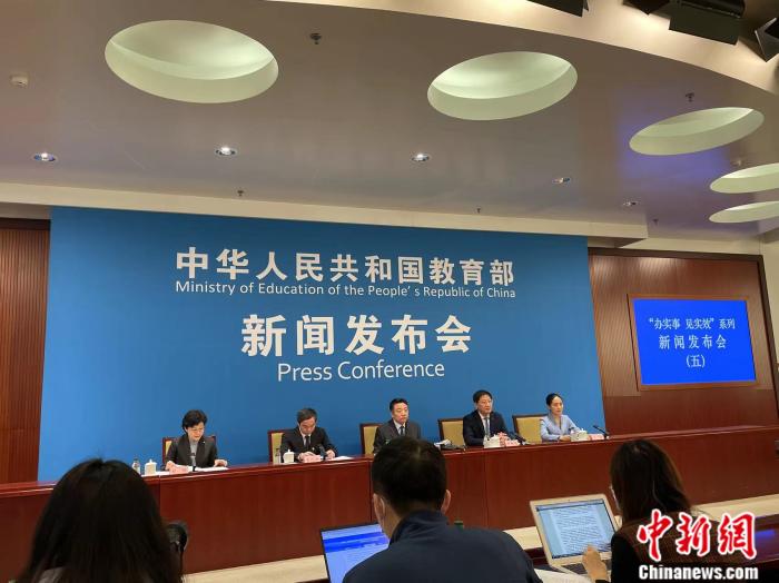 教育部發(fā)布會現(xiàn)場。 任靖 攝
