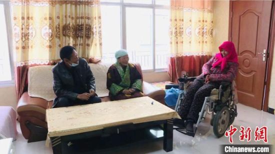 圖為仁欠卓瑪一家在房間里愉快的聊天?！《继m縣委宣傳部 供圖 　　