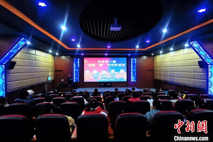 圖為小朋友們上消防安全知識教育課?！铨埥?攝