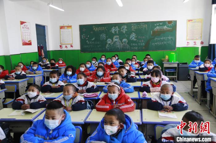 圖為正在上課的學(xué)生。　馬銘言 攝